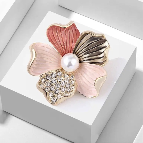 NEWT VINTAGE Elegant Floral Pearl Brooch. - Picture 2 of 11